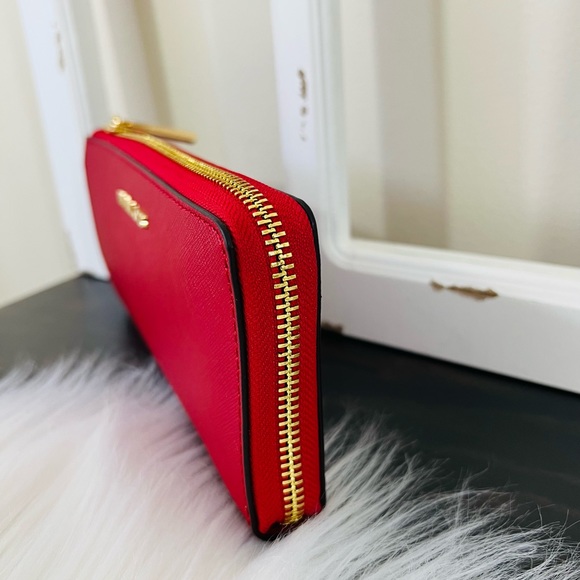 Michael Kors Jet Set Travel Large Three Quarter Zip Wallet - Picture 5 of 14